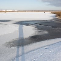 Тень на льду реки :: Александр 