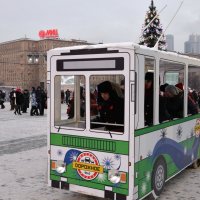 Новогодний троллейбус на Поклонной горе. :: Владислав Смирнов