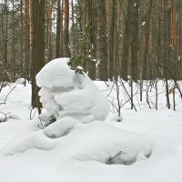 Снежные человеческие скульптуры в лесу :: Валерий. Талбутдинов.