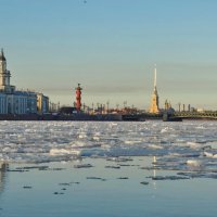 ..по реке Неве... :: Владимир Гилясев