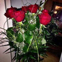 "Ты подарил букет из алых роз...." :: Galina Dzubina