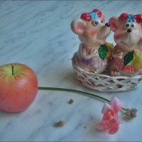 Мышки со свечой и цветком герани :: Нина Корешкова