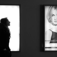 Фотография с диалогом человека и плаката, с контрастирующими и некотрастирующими силуэтами :: Наталия Рискина