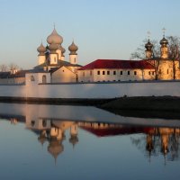 Тихвинский монастырь в апреле :: Галина Приемышева