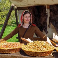 Купите орешки у средневековой красавицы!..:))) :: Ира Егорова :)))