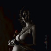 Беременная с розой :: Андрей Володин