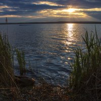 Весенний закат на водохранилище. :: Юрий Клишин