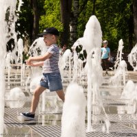 Мой сын на фонтане :: Рушан Газетдинов
