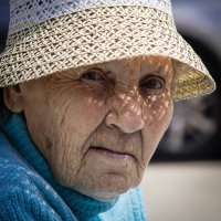 Бабушка в соломенной шляпке. :: Валерий Гудков