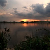 Закат над озером :: Виктория Бондаренко