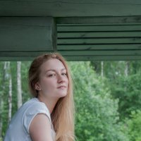 Девушка на балконе :: Юлия Шелухина