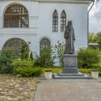 Памятник священномученику епископу Серафиму в Дмитрове. :: Михаил "Skipper"