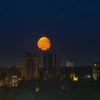 Восход Луны над строящимся городом.  Ижевск – город в котором я живу! :: Владимир Максимов