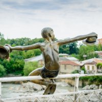 Кутаиси. Статуя мальчика на Белом мосту через реку Риони. :: Сергей Михайлов