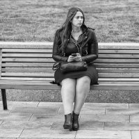 Просто девушка сидящая на скамейке :: Александр Степовой 
