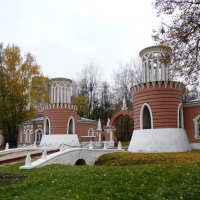Главный въезд в усадьбу " Воронцово". Две башни с караульнями, XVIII век. :: Galina Leskova
