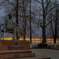 Памятник П.И. Чайковскому в городе Воткинске :: Владимир Максимов