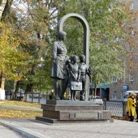 Ростов-на-Дону. Памятник первой учительнице открыт 1 сентября 2012 года :: Татьяна Смоляниченко