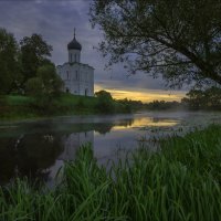 В погожий осенний рассвет у храма Покрова на Нерли. :: Igor Andreev