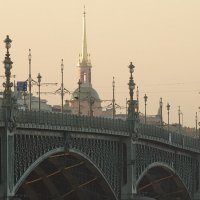 Утренний замок и мост :: Владимир Гилясев