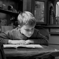 Мальчик читает о правах ребенка :: Ирина Хан