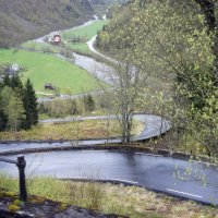 Спуск с горы Столхейм по единственной дороге в Норвегии с дорожным знаком 18% на серпантине :: Елена Павлова (Смолова)