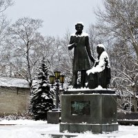 Памятник "Пушкин и крестьянка".  В народе называют "Пушкин и няня". :: Fededuard Винтанюк