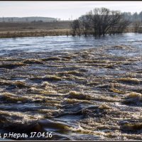 сила реки Нерль весной :: Геннадий Тарасов