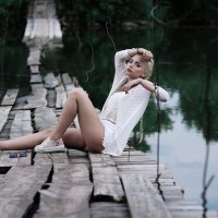 Девушка на озере :: Лилия Будаева
