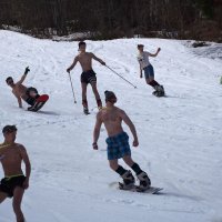 В Байкальске на горнолыжке - спуск в купальниках... :: Александр Попов