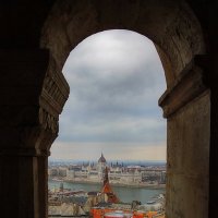 Взгляд на парламент через бойницу Бастиона в пасмурный день :: M Marikfoto