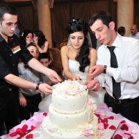 Раздача свадебного торта! :: Валерий Подорожный