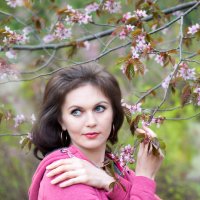 Портрет девушки в цветущем саду :: Ирина Гомозова