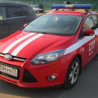 Красная машина с белой полосой :: Дмитрий Никитин