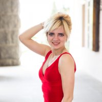 Девушка в красном платье :: Valentina Zaytseva