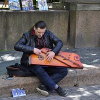 Уличный музыкант в Питере :: Alexandr Yemelyanov