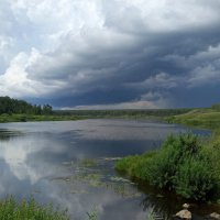 Вассинский пруд перед дождём :: Евгений Золотаев