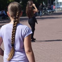 Варвара - Краса, длинная коса по дороге в парк "Сокольники" :: Татьяна Помогалова