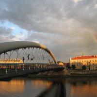 Пешеходный мост Ojca Bernatka в Кракове через Вислу (днем) :: сергей 