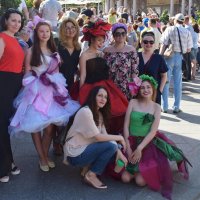 С цветочными девушками все желающие снимались на память о фестивале. :: Татьяна Помогалова