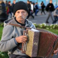 Мужичок с гармошкой. :: Саша Бабаев