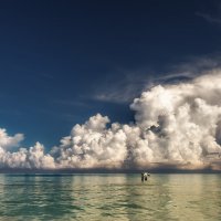 Зонтик,яхта и облака...Варадеро.Куба! :: Александр Вивчарик