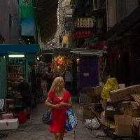 Блондинка в красном. Гонконг, район Централ :: Sofia Rakitskaia
