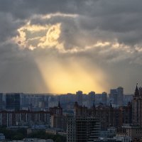 Луч света в темном городе :: Valeriy(Валерий) Сергиенко