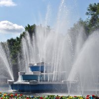 Праздничный фонтан :: Владимир Бровко