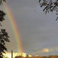 И высоко над головами, целуясь нежно с небесами, блеснула радуга дугой... :: Татьяна Смоляниченко