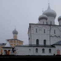 Трапезная церковь с трапезной и Преображенский собор ранним утром :: Елена Павлова (Смолова)