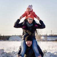 Семейное счастье, верхом на папе. :: Андрей Ковалев 
