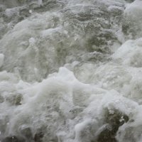 Бурлящие волны с грохотом налетают на берег :: Маргарита Батырева