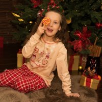 Девочка в пижаме у новогодней елки :: Ирина Вайнбранд